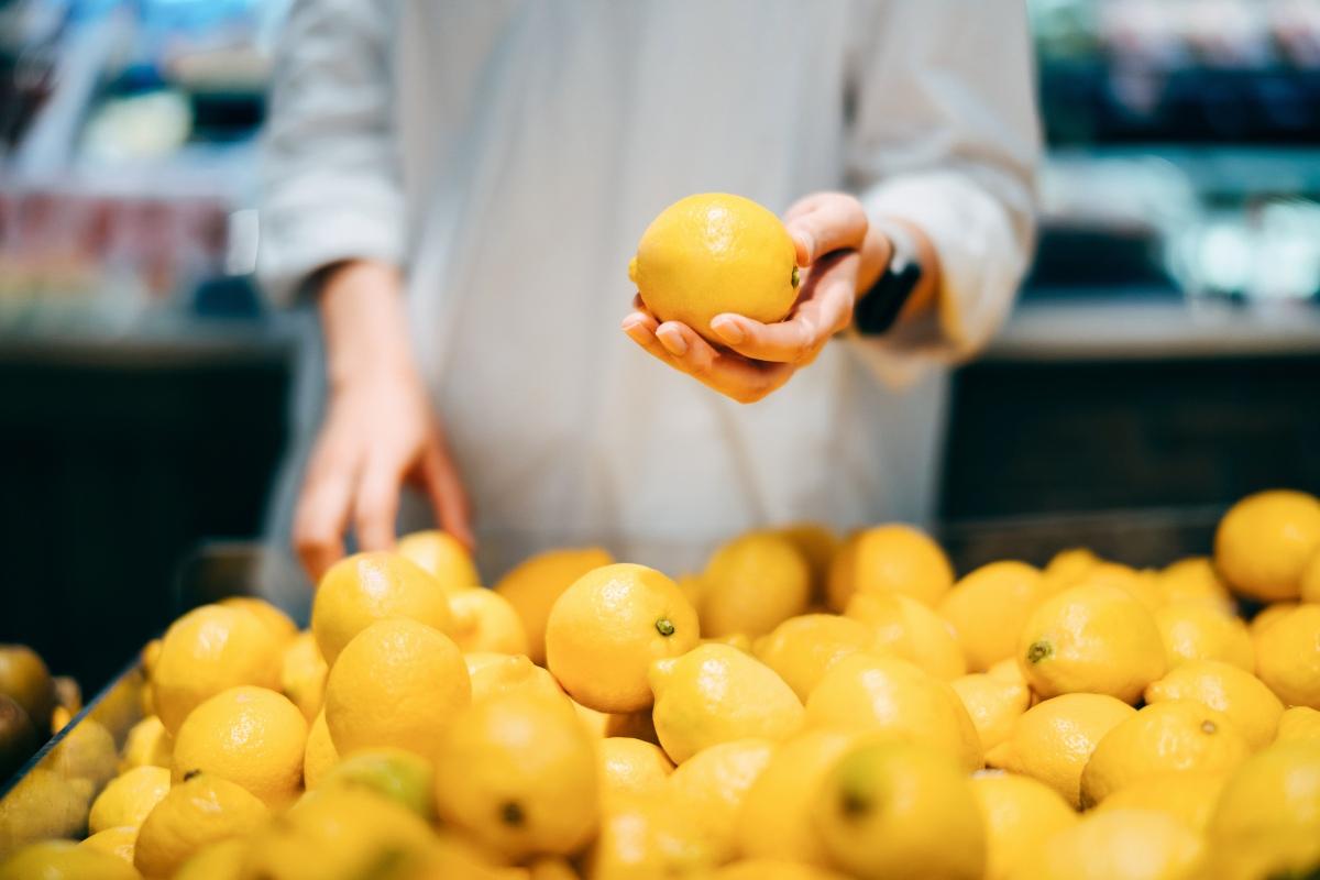 Limones en un supermercado