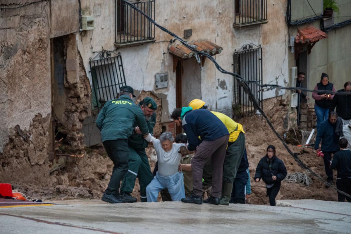 Los servicios de emergencias rescatando a una mujer en Letur (Albacete)