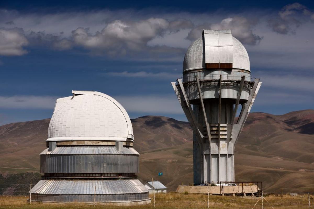 Las torres del telescopio del observatorio astronómico Assy-Turgen en Kazajistán