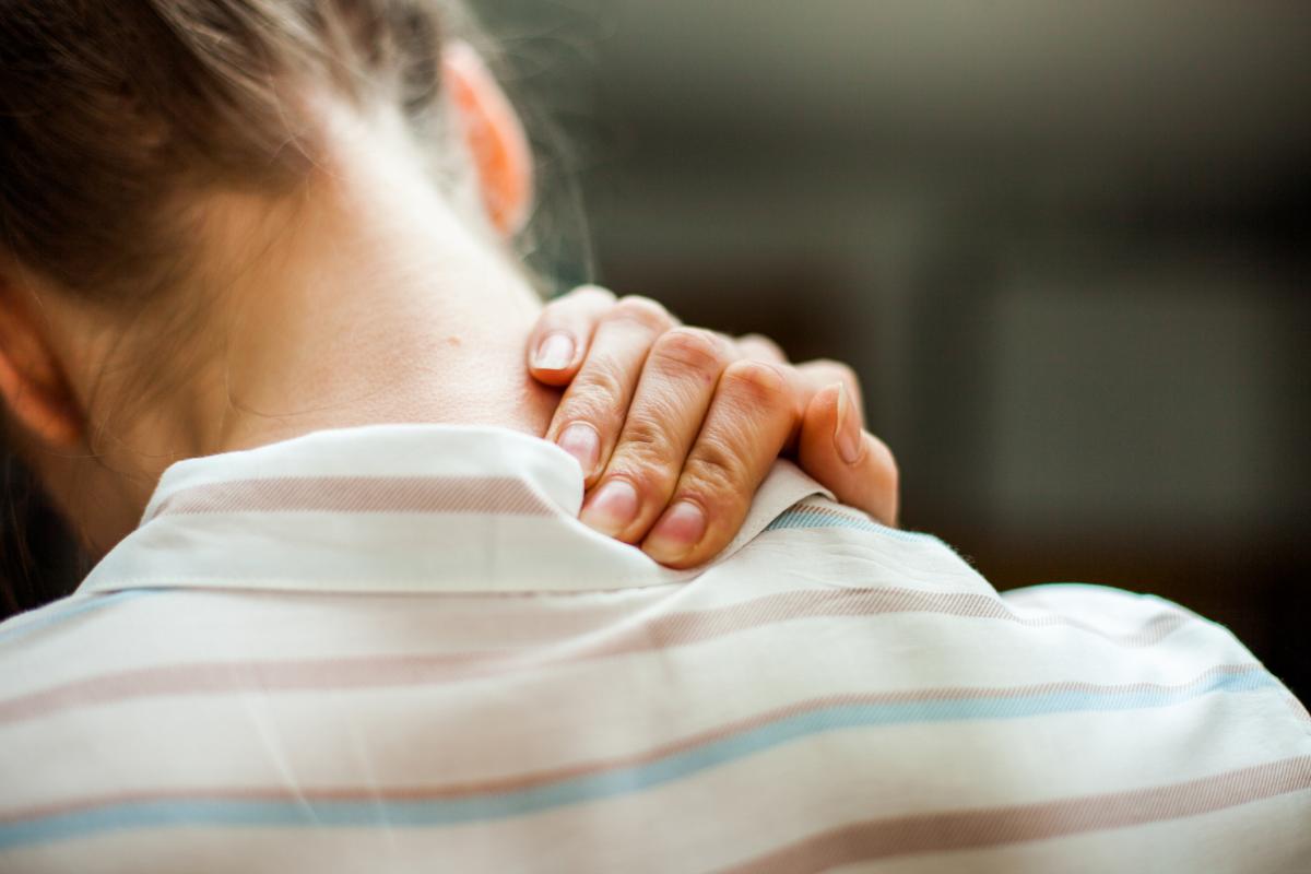 Una mujer con dolor de cuello.