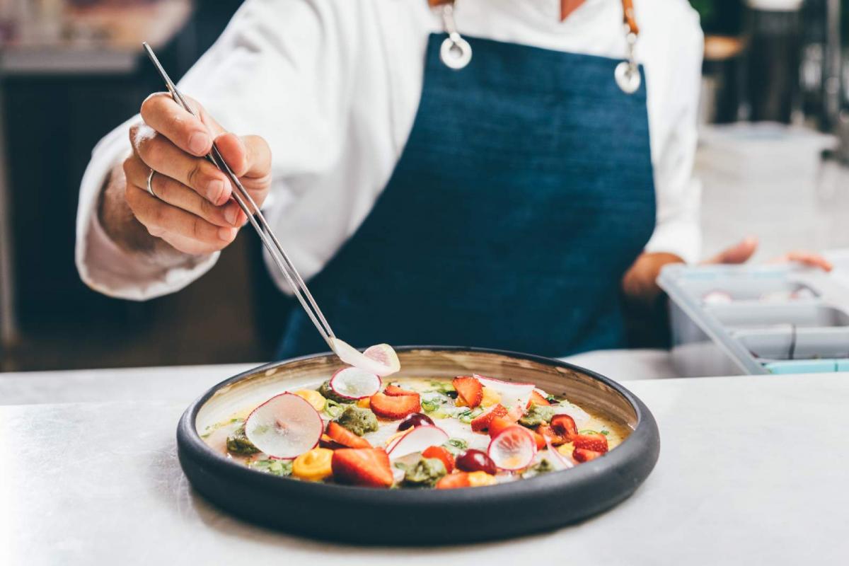 Chef preparando un plato de postín