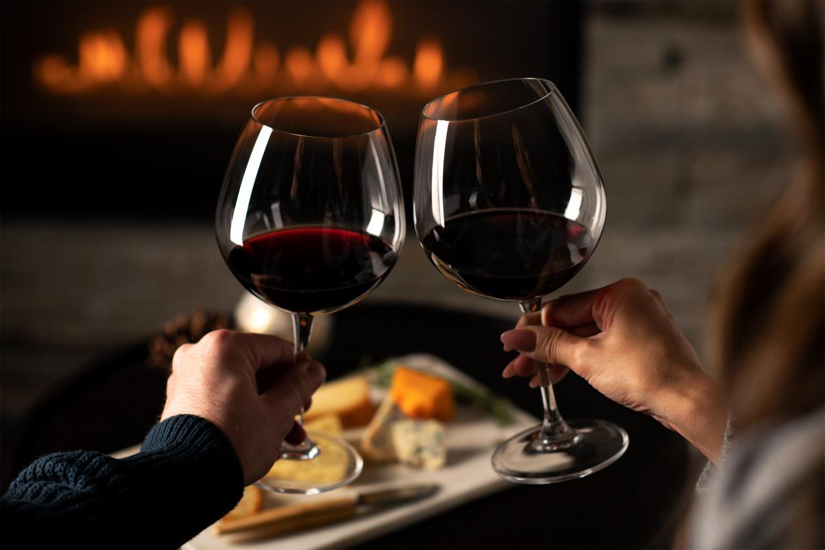 Dos copas de vino tinto.