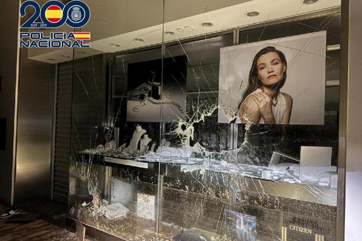 Imagen de la Policía Nacional de un comercio tras los saqueos en Valencia.