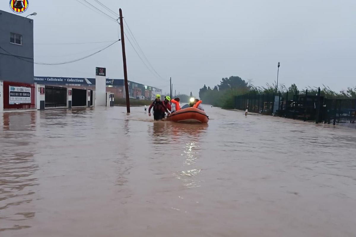Los Bomberos de Valencia rescatan con una embarcación a 9 personas y 2 perros en Alzira, Valencia.