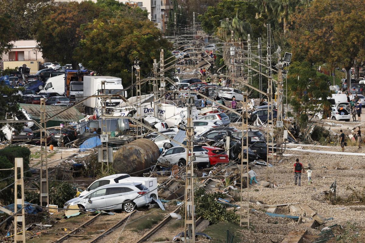 Vehículos amontonados sobre las vías del tren en Alfafar (Valencia)