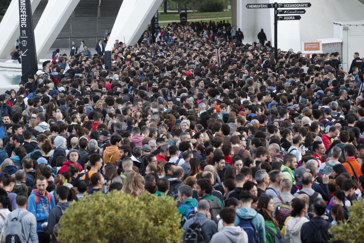 Miles de personas se han acercado este sábado hasta la Ciudad de las Artes y las Ciencias para presentarse como voluntarios.