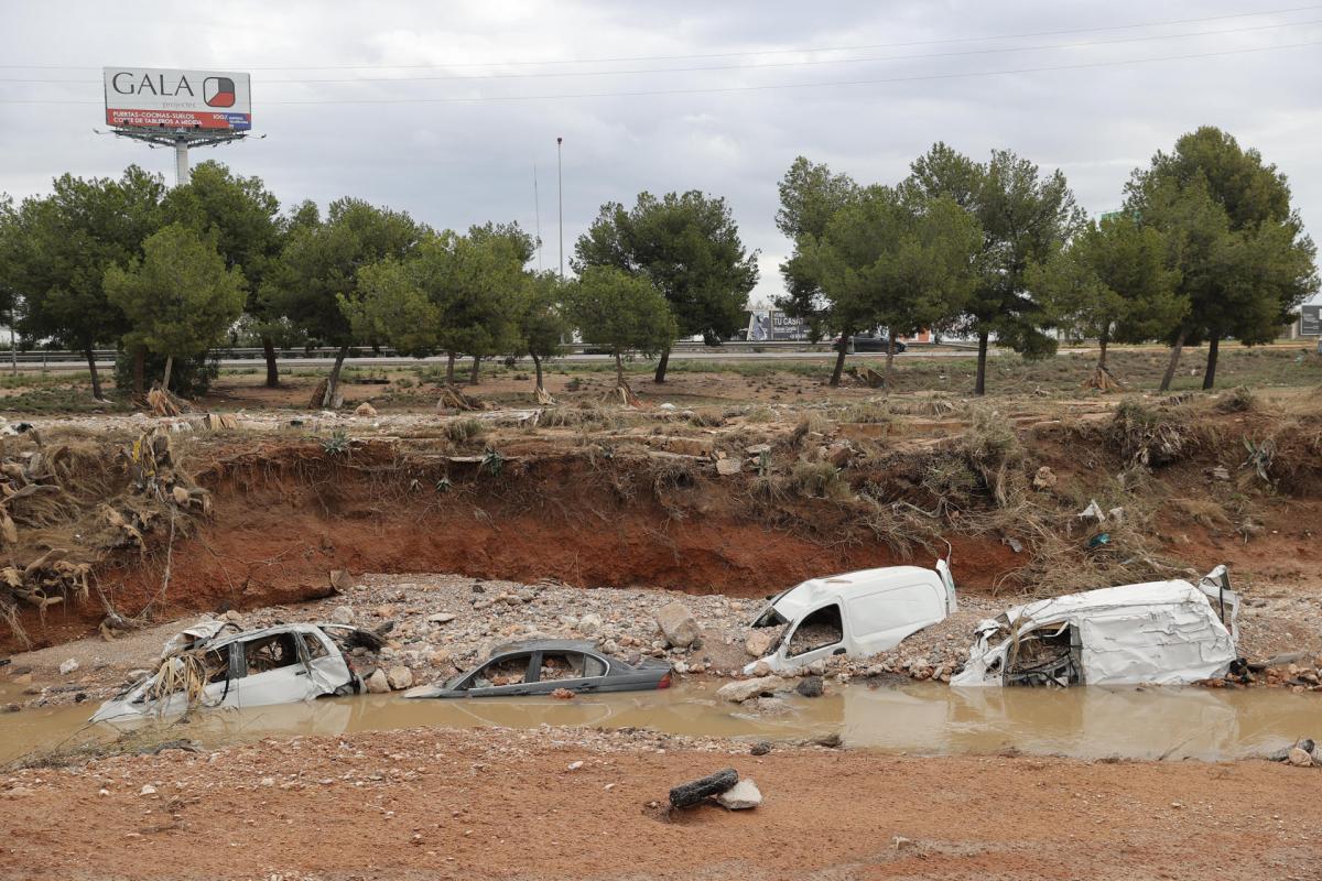 Foto de archivo de coches destrozados y semienterrados por el paso de la dana en un barranco próximo al Centro Comercial Bonaire, en Valencia.