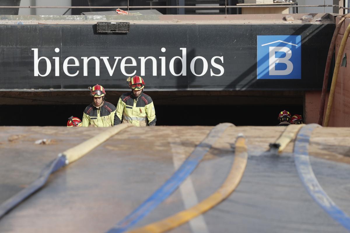Efectivos del cuerpo de Bomberos salen del parking subterráneo del Centro Comercial Bonaire de donde se está extrayendo el agua acumulada para poder acceder a los coches aparcados.