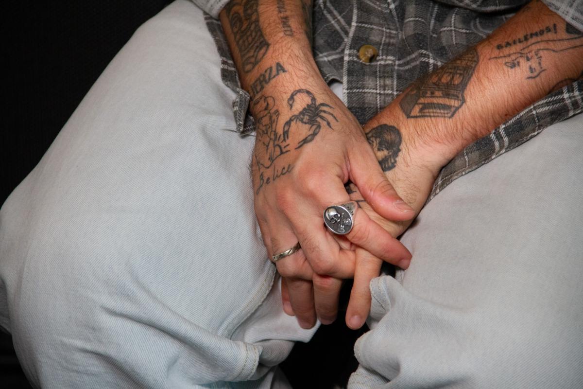 El cantante Dani Fernández luce numerosos tatuajes en sus brazos, entre ellos el título de una de las canciones de su nuevo disco 'Bailemos'.