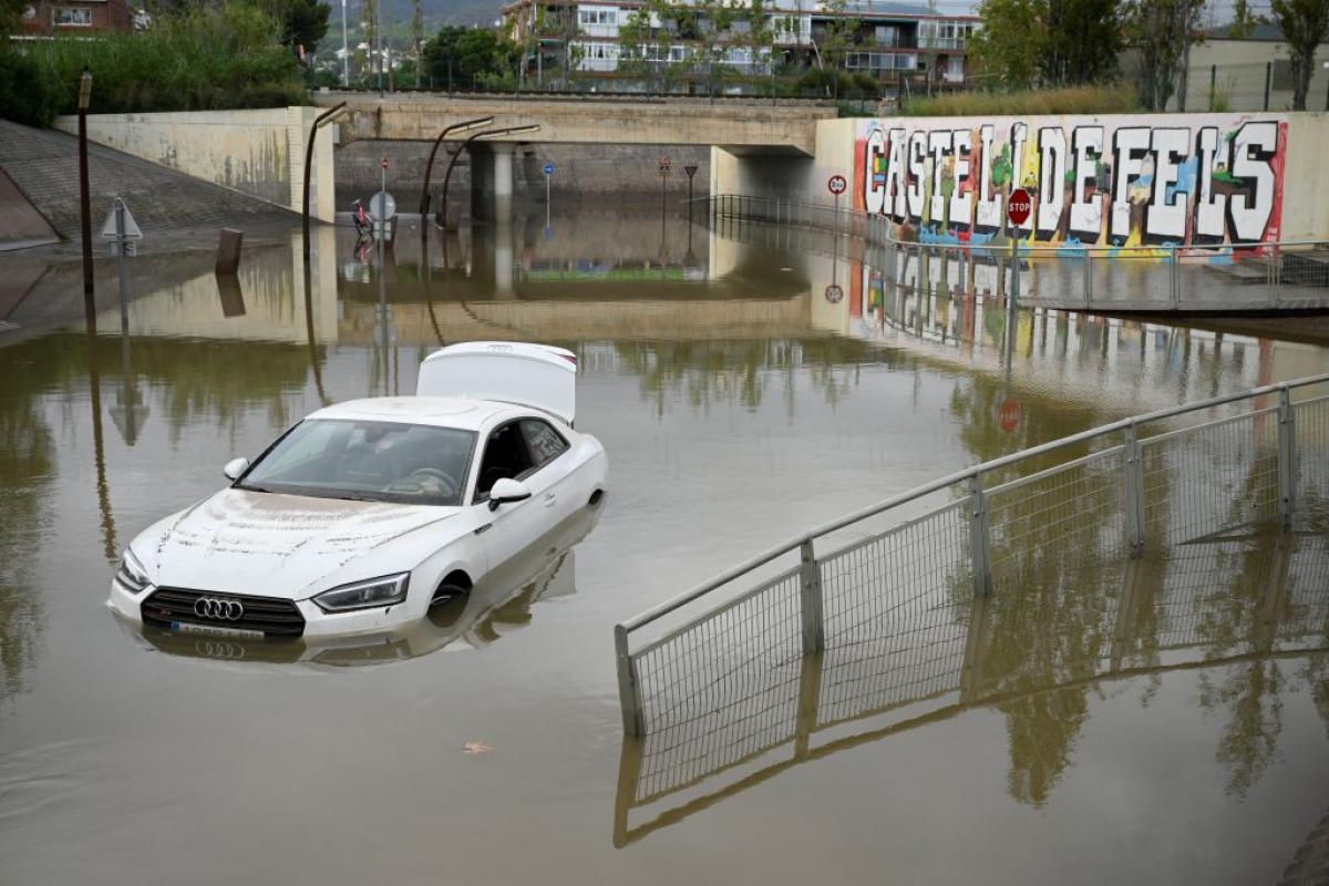 Un coche, llevado por las crecidas de agua en Castelldefels