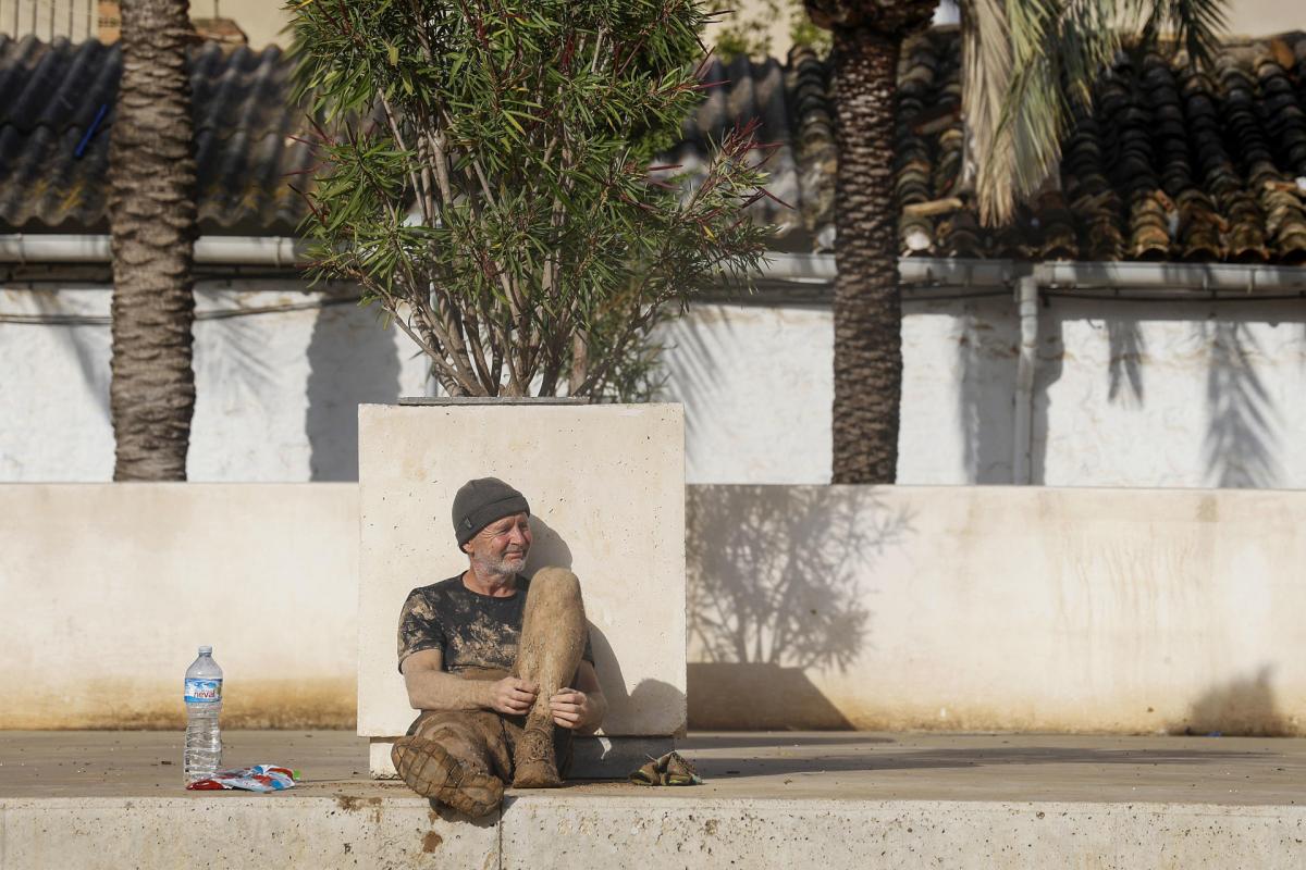 Un vecino de Pincanya, en la provincia de Valencia, tras el paso de la Dana.