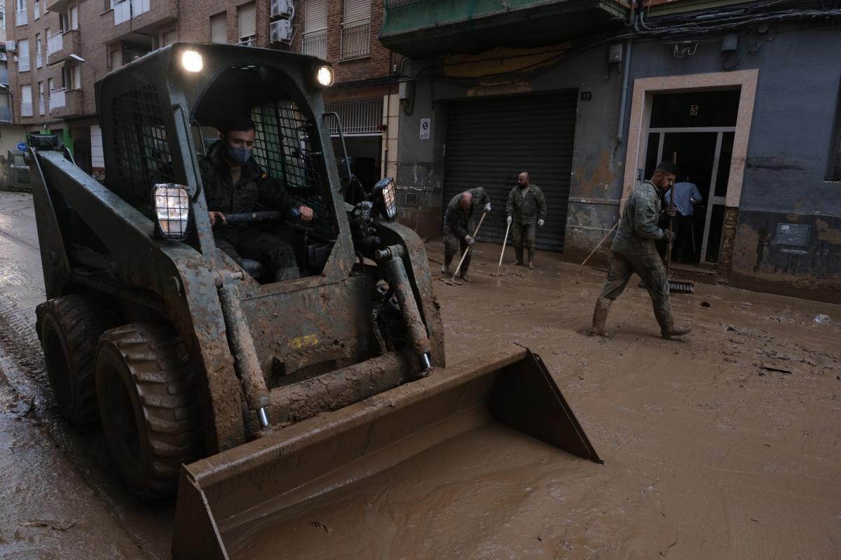 Militares limpian una de las calles arrasadas por la DANA