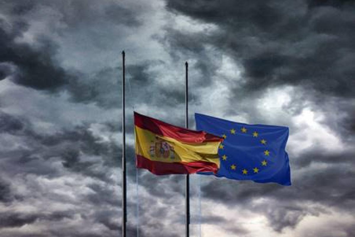 Banderas de España y la UE, a media asta
