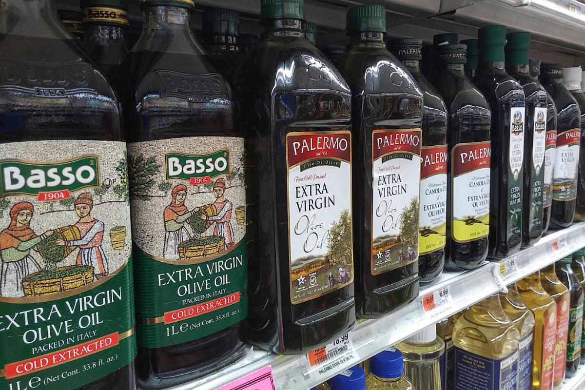 Botellas de aceite de oliva en un supermercado de Nueva York.