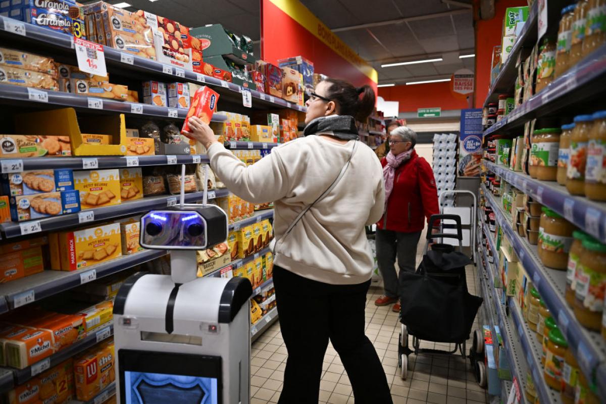 Un cliente hace la compra en un supermercado