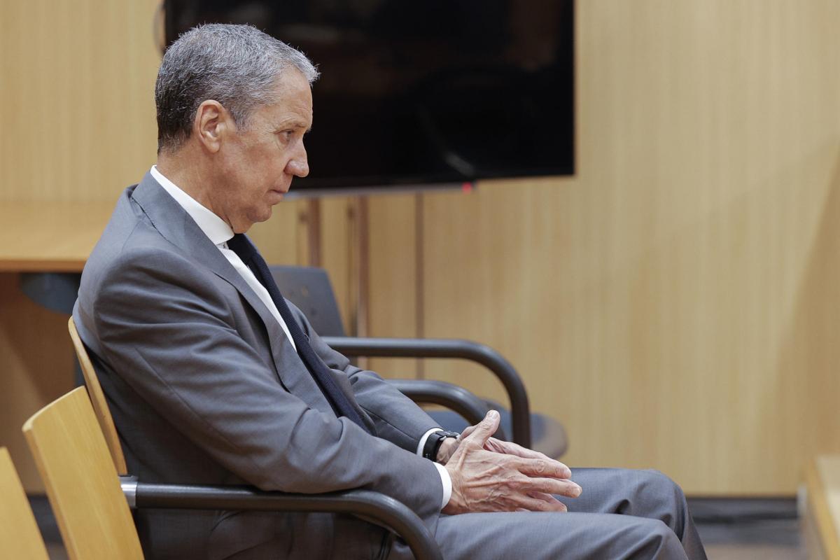 El exministro y expresident de la Generalitat Eduardo Zaplana en los juzgados de València para hacer frente a la petición de ingreso en prisión que ha formulado la Fiscalía tras la condena de 10 años y 5 meses por cohecho, blanqueo de capitales, falsedad y prevaricación.