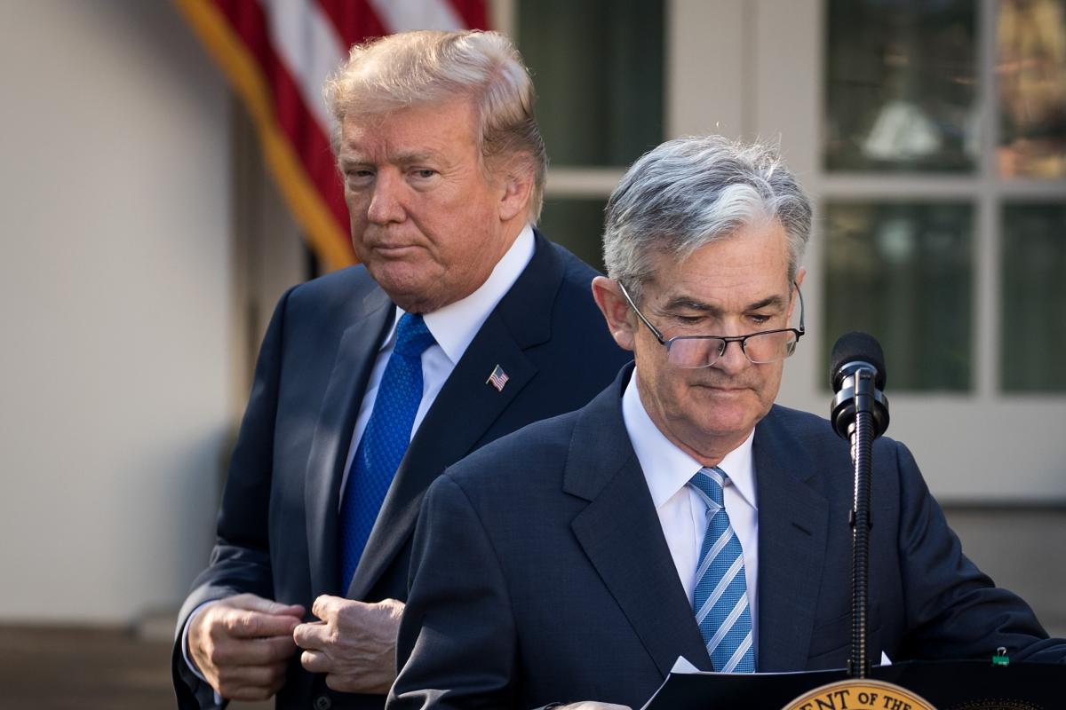 Foto de archivo de Donald Trump junto a Jerome Powell, presidente de la Reserva Federal de EEUU.