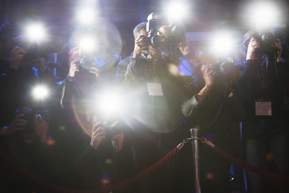 Fotógrafos en una alfombra roja.