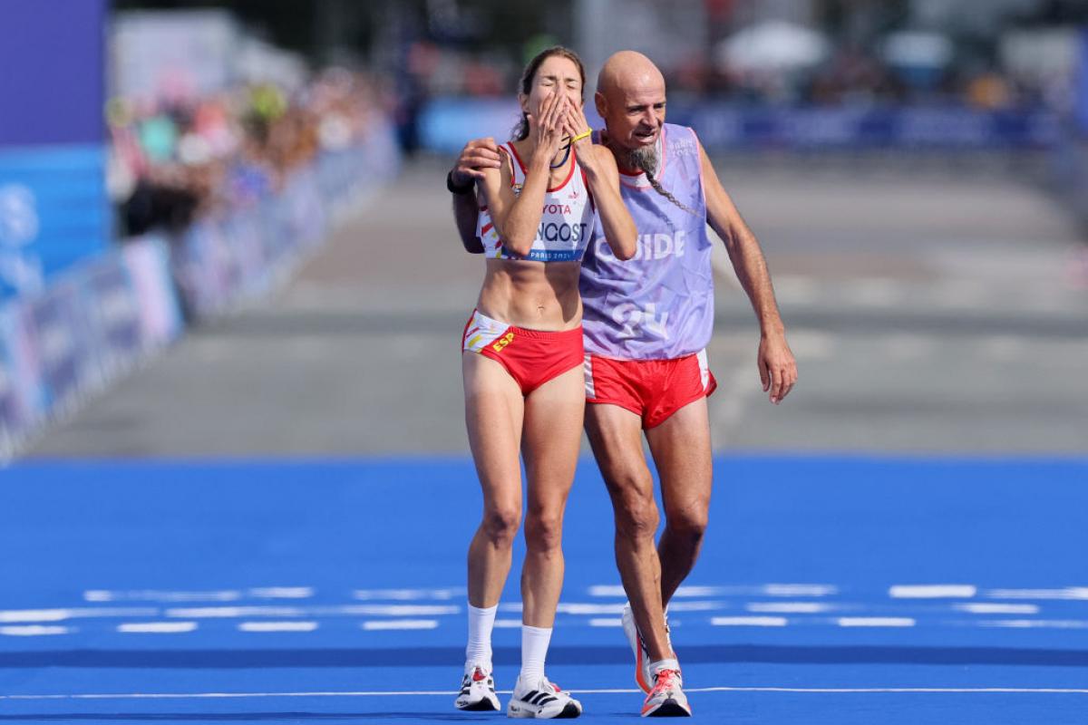 Elena Congost y Mia Carol celebran su tercera posición en el maratón categoría T12 en los Juegos de París 2024