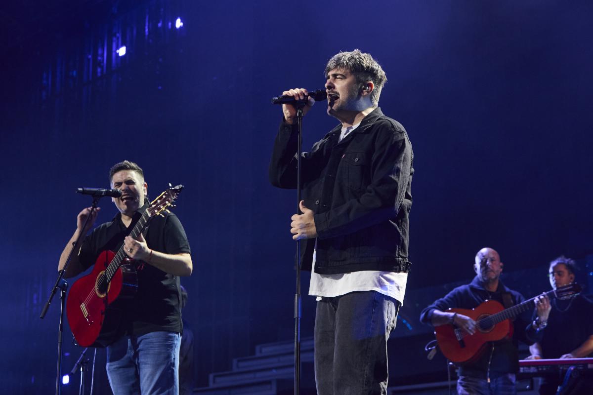 Estopa durante su actuación en la gala de Los40 Music Awards.