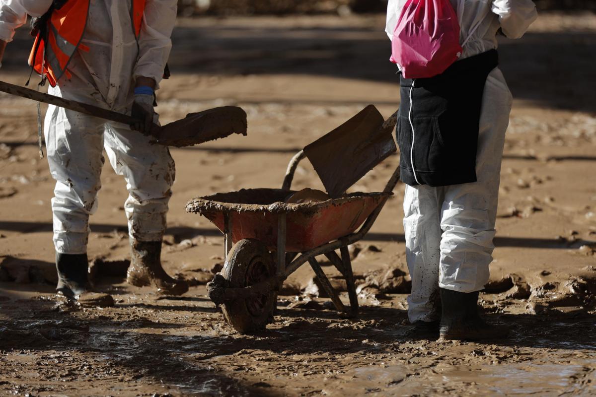 Continúan las labores de retirada de lodo en Massanassa (Valencia) este lunes.