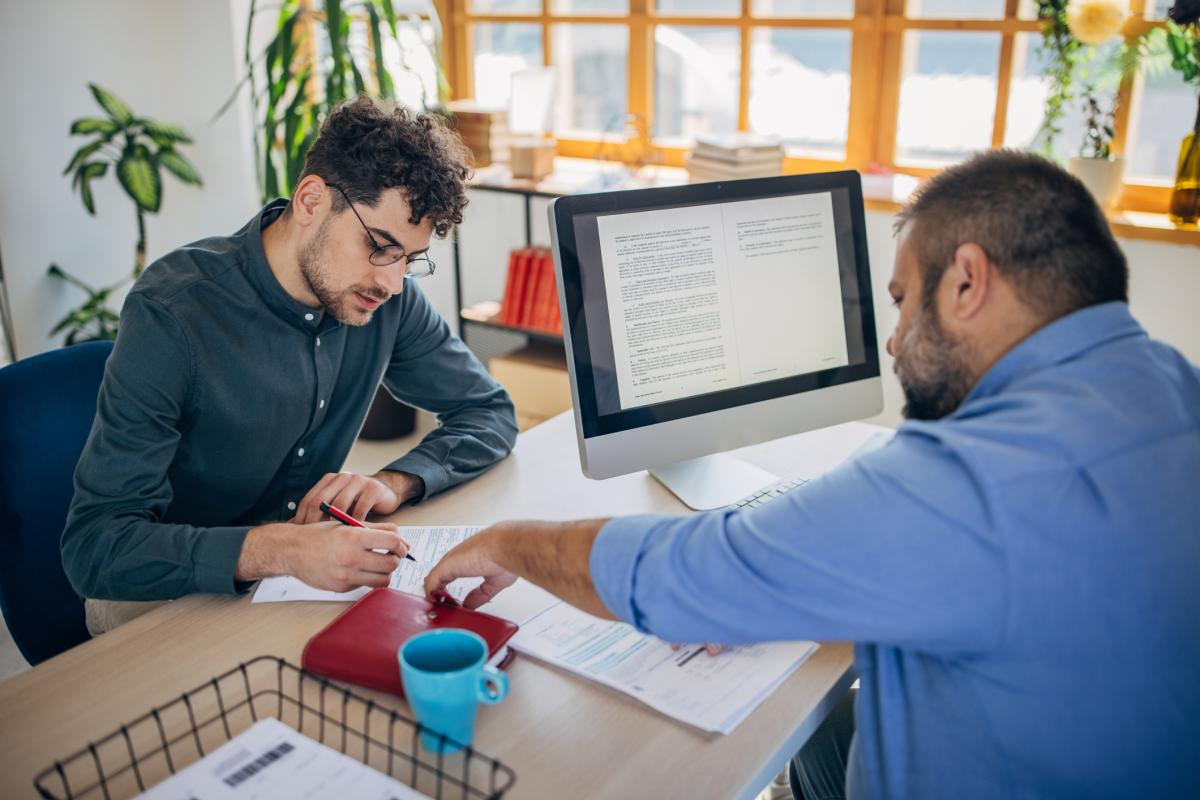 Un trabajador debe devolver 11.000 euros a su antigua empresa por incumplir una cláusula el contrato.
