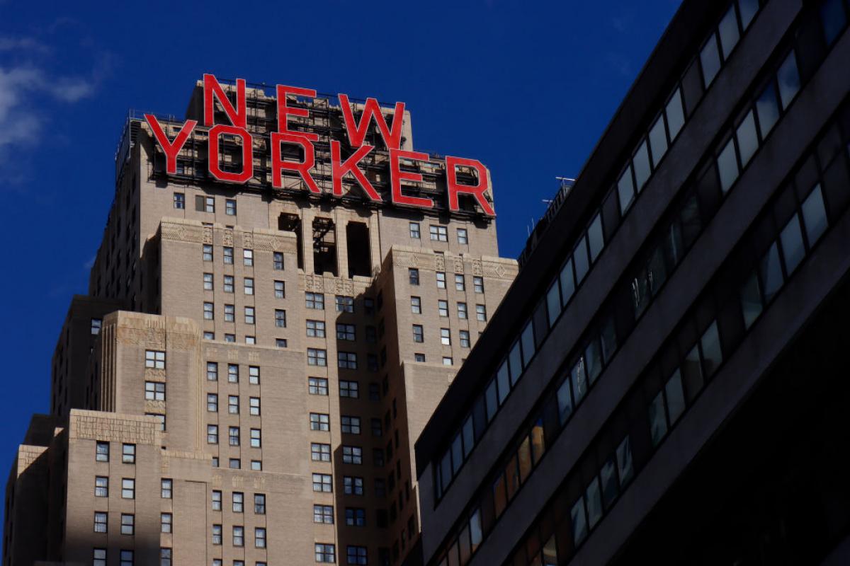 El sol ilumina la icónica señal que identifica el Wyndham New Yorker Hotel de Nueva York.