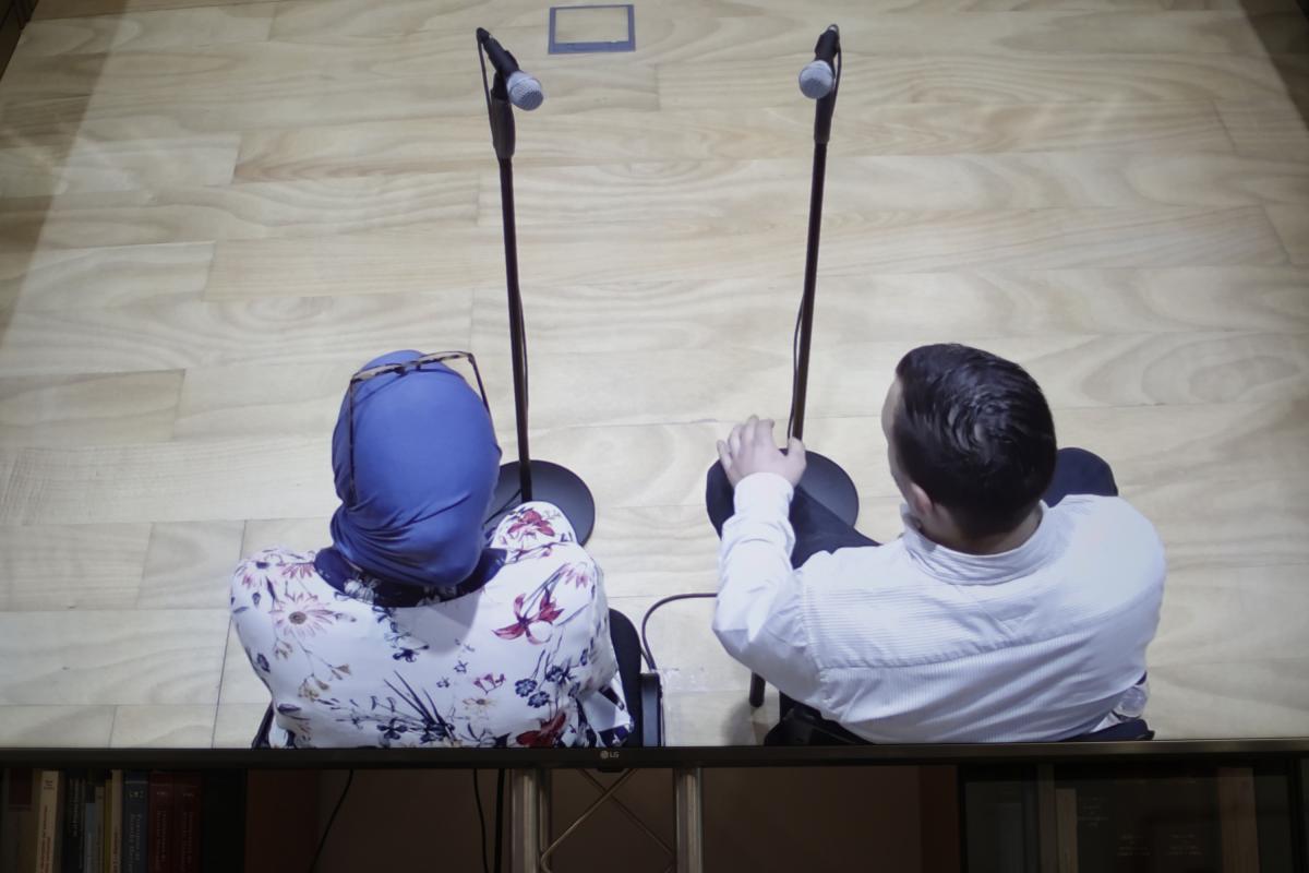 Fotografía tomada este martes de la imagen de un monitor de televisión de la sala de prensa de la Audiencia Provincial de A Coruña desde el que se puede seguir el juicio por el asesinato de Samuel Luiz, con cinco personas acusadas para las que la Fiscalía pide penas de entre 22 y 27 años de prisión al ver agravante de discriminación por orientación sexual. En la imagen, uno de los testigos de la agresión que ha comparecido este martes en compañía de una intérprete.