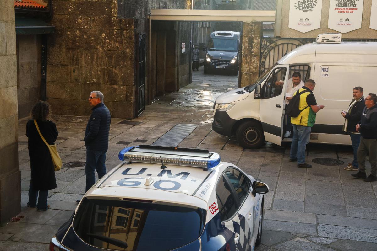 Las fuerzas de seguridad investigan esta mañana el homicidio de Antonio Costa, propietario del puesto de carne Chelo & Muñico que se ha producido esta mañana a primera hora en la plaza de Abastos de Santiago.