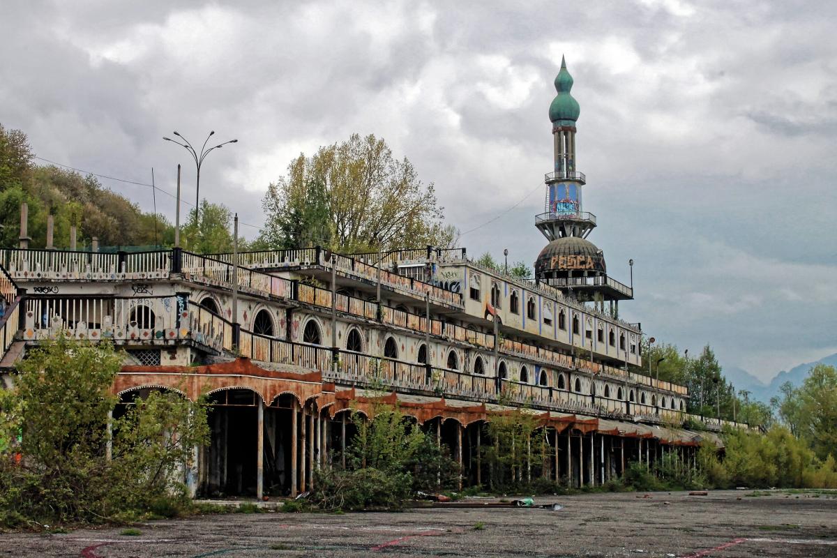 Vista de uno de los edificios fantasma de la ciudad italiana de Consonno.