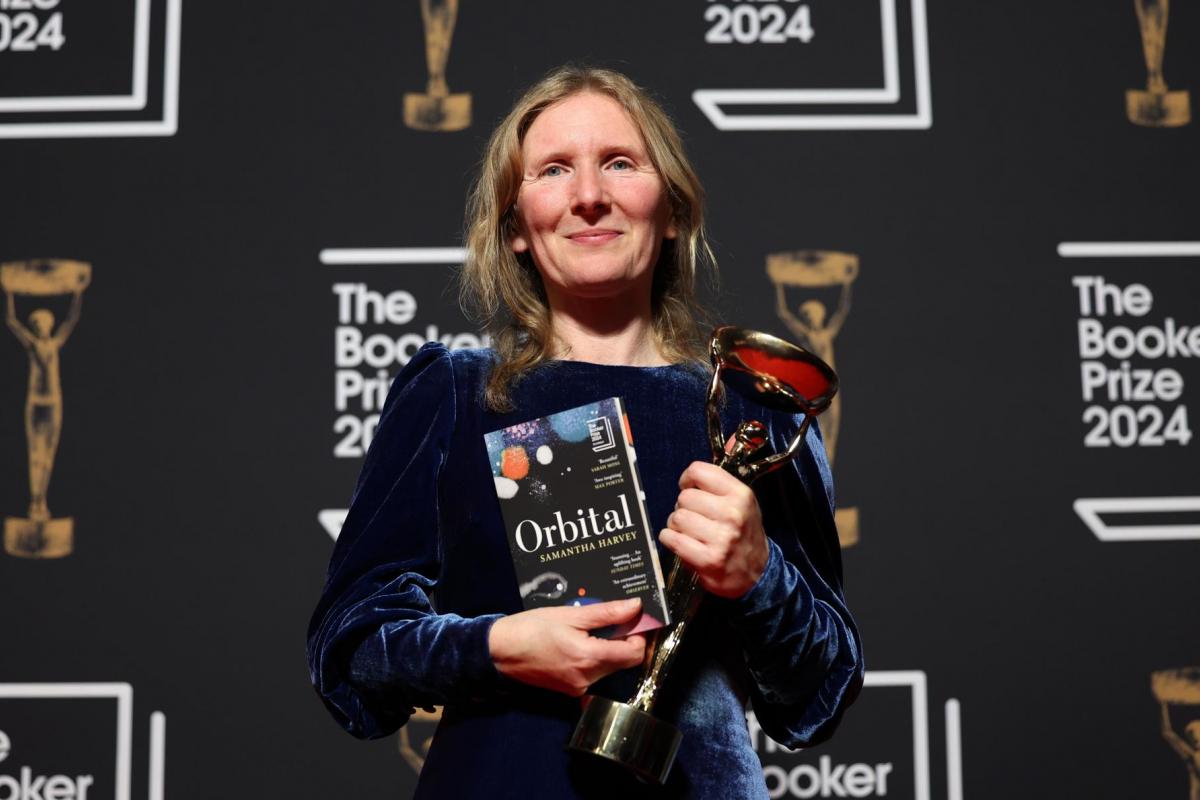La escritora Samantha Harvey, después de recoger el prestigioso Premio Booker 2024.