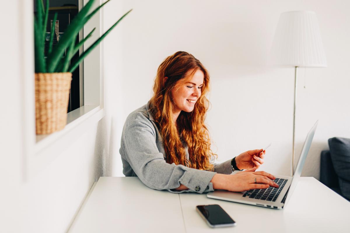 Una mujer usa su tarjeta de crédito para hacer unas compras.