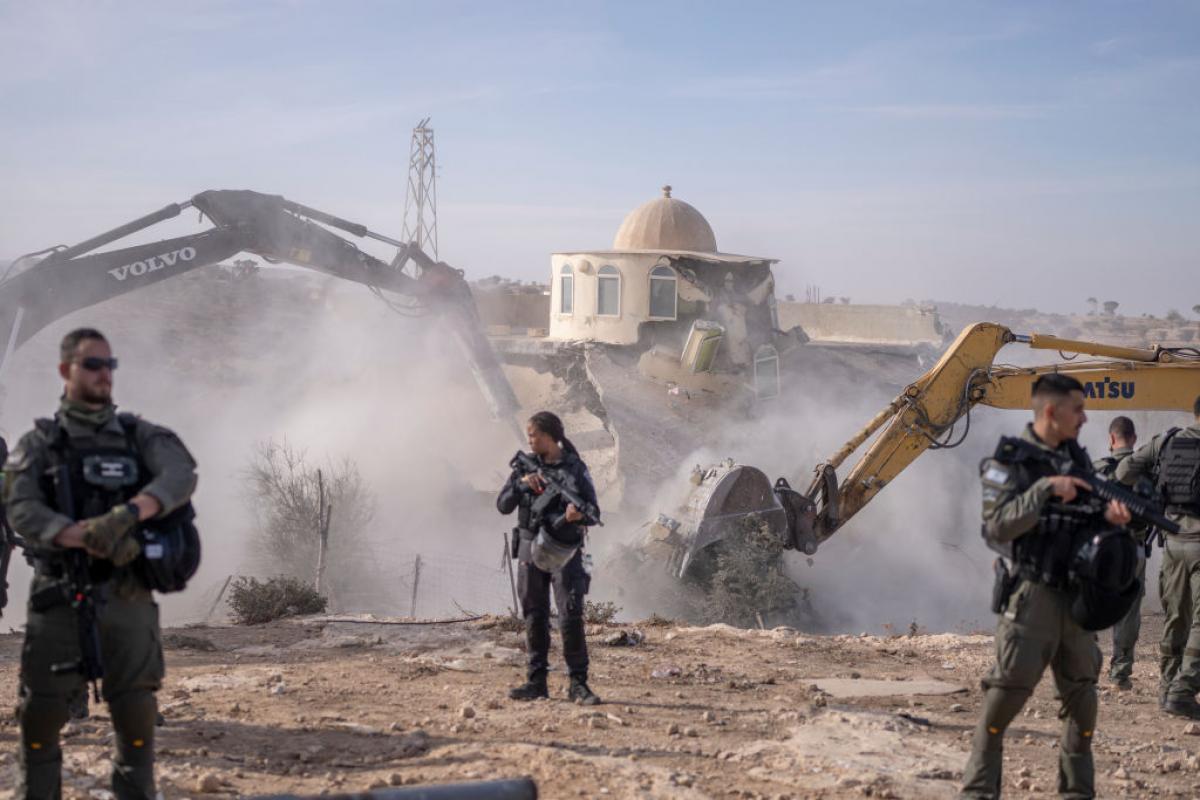 Fuerzas israelíes protegen la demolición de la mezquita de Umm al-Hiran, en el desierto de Neguev, último edificio beduíno antes de crear una colonia solo para judíos.