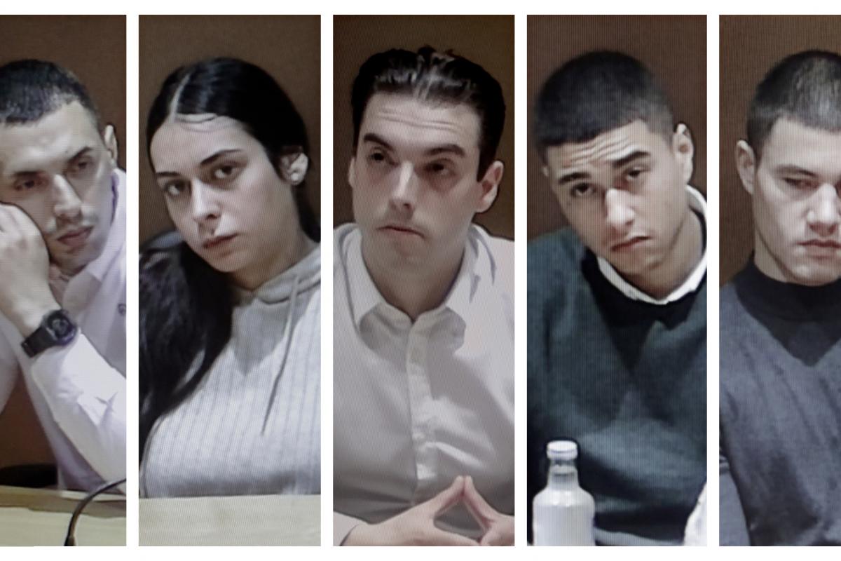 Imágenes tomadas en la tercera semana de juicio del vídeo que el TSXG muestra en la sala de prensa desde donde los medios de comunicación siguen el juicio por el asesinato de Sameul Luiz, donde aparecen, de izquierda a derecha, los cinco acusados: Diego Montaña, Catherine "Katy" Silva, Kaio Amaral, Alejandro Míguez y Alejandro Freire "Yumba".