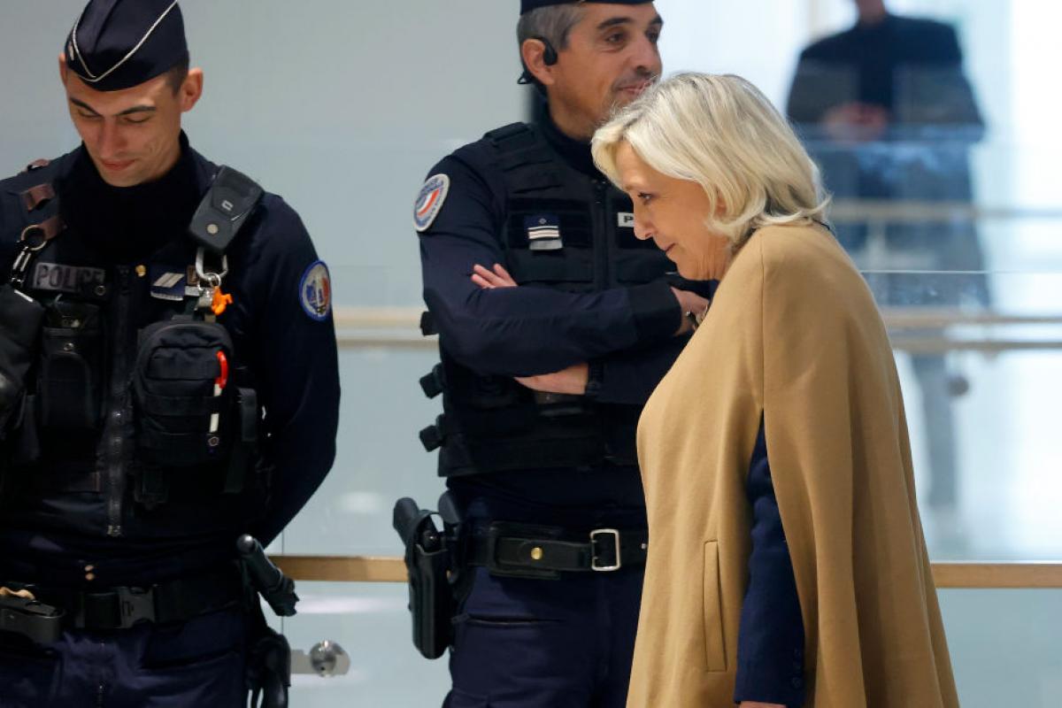 Marine Le Pen, líder de la ultraderecha en Francia, asiste al juicio por el presunto uso irregular de fondos europeos.