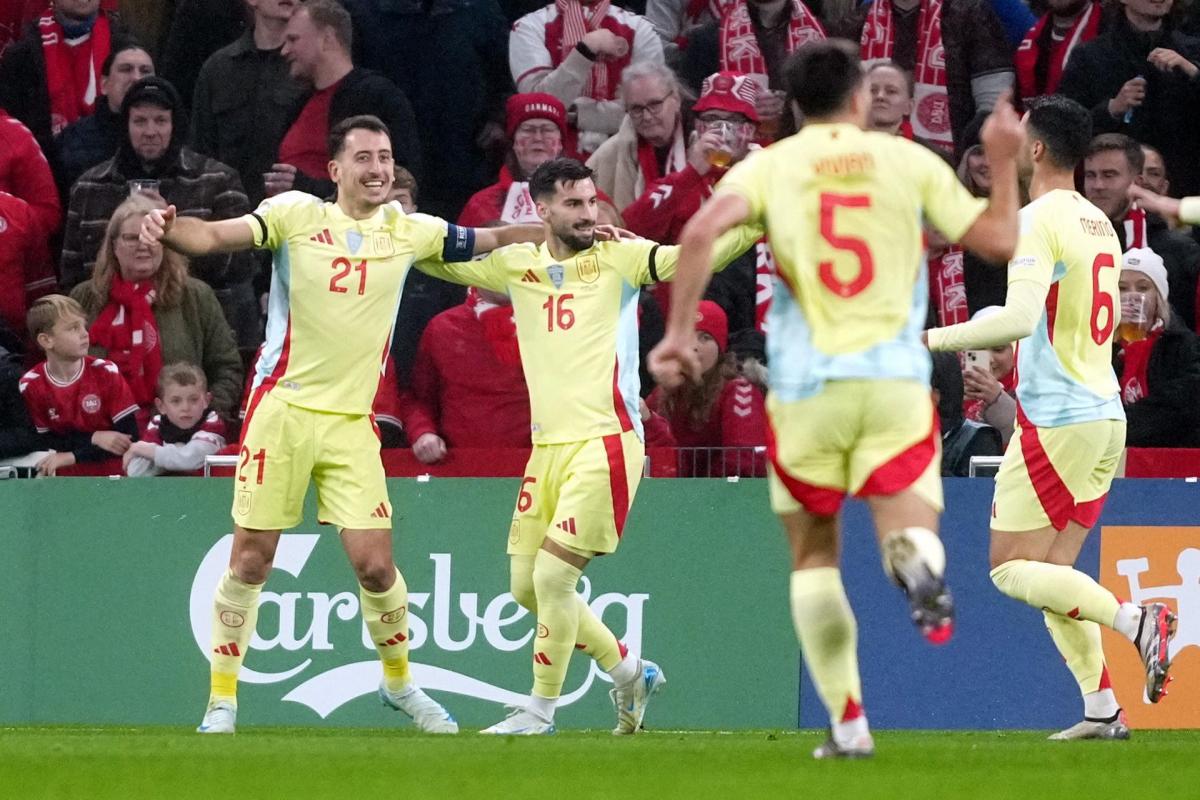 Los jugadores de la selección española celebran el 0-1 de Mikel Oyarzabal ante Dinamarca