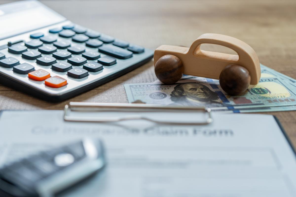 Papeles del coche y una calculadora, un clásico para millones de conductores