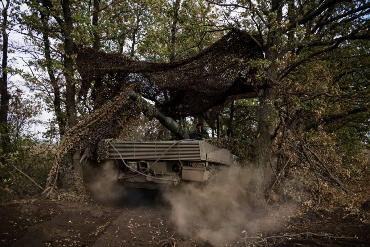 Un tanque Leopard 2A4, que usa el Ejército de Ucrania, oculto en un bosque ucraniano.