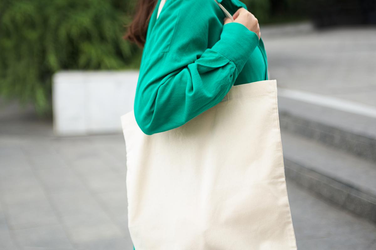 Una mujer con un bolso tote de tela.