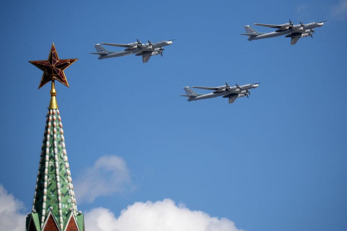 Los bombarderos Tupolev Tu-95MS realizan un vuelo sobre Moscú durante el desfile militar del Día de la Victoria
