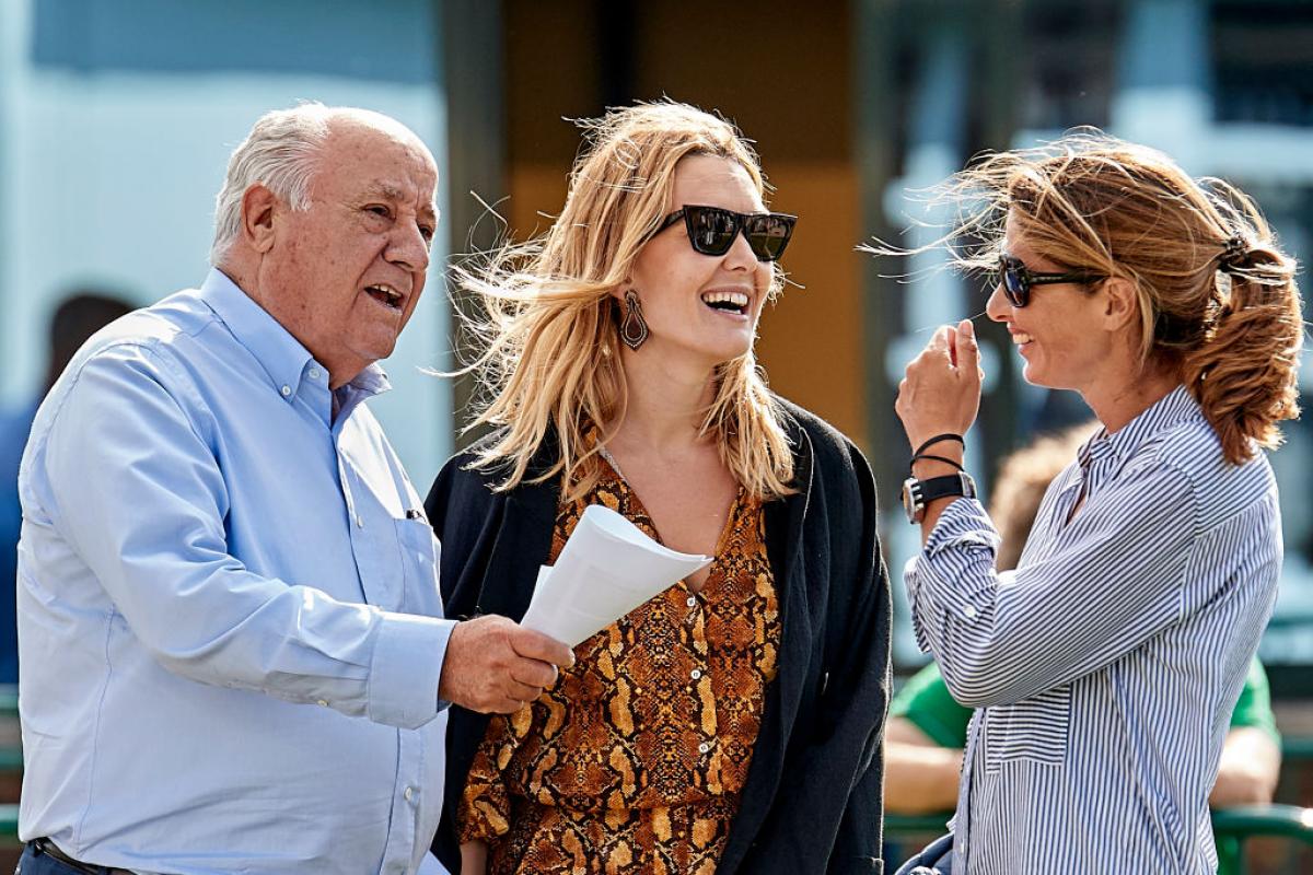 Marta Ortega, en el centro, junto a Amancio Ortega