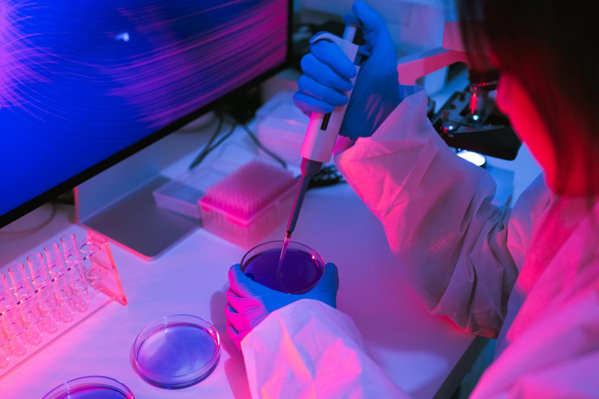 Una investigadora trabaja en un ensayo clínico.