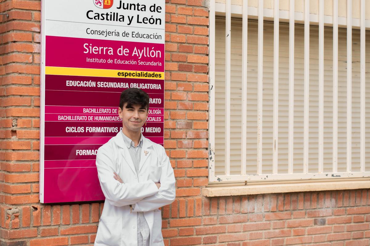 Rubén Sáenz, en la entrada del Instituto de Ayllón en el que da clase de psicología.