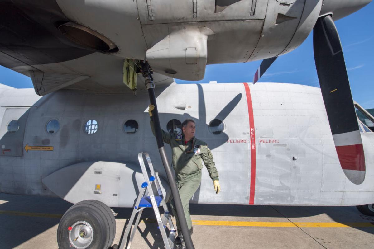 Un miembro de las fuerzas del Ejército del Aire durante unos ejercicios en Portugal.