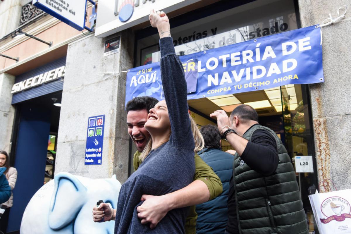 Celebración frente a la administración que repartió el 5490, El Gordo de 2022, en la céntrica calle Arenal, en Madrid.