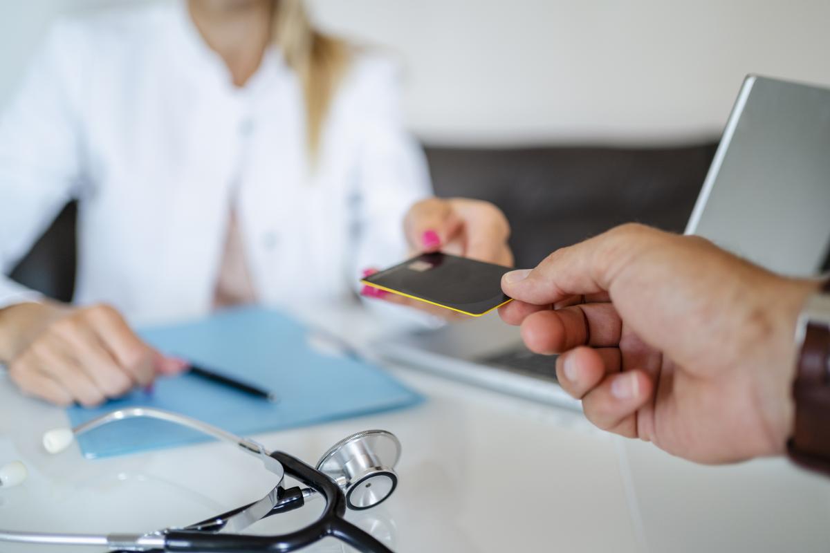 Imagen de una persona pagando en una consulta médica.