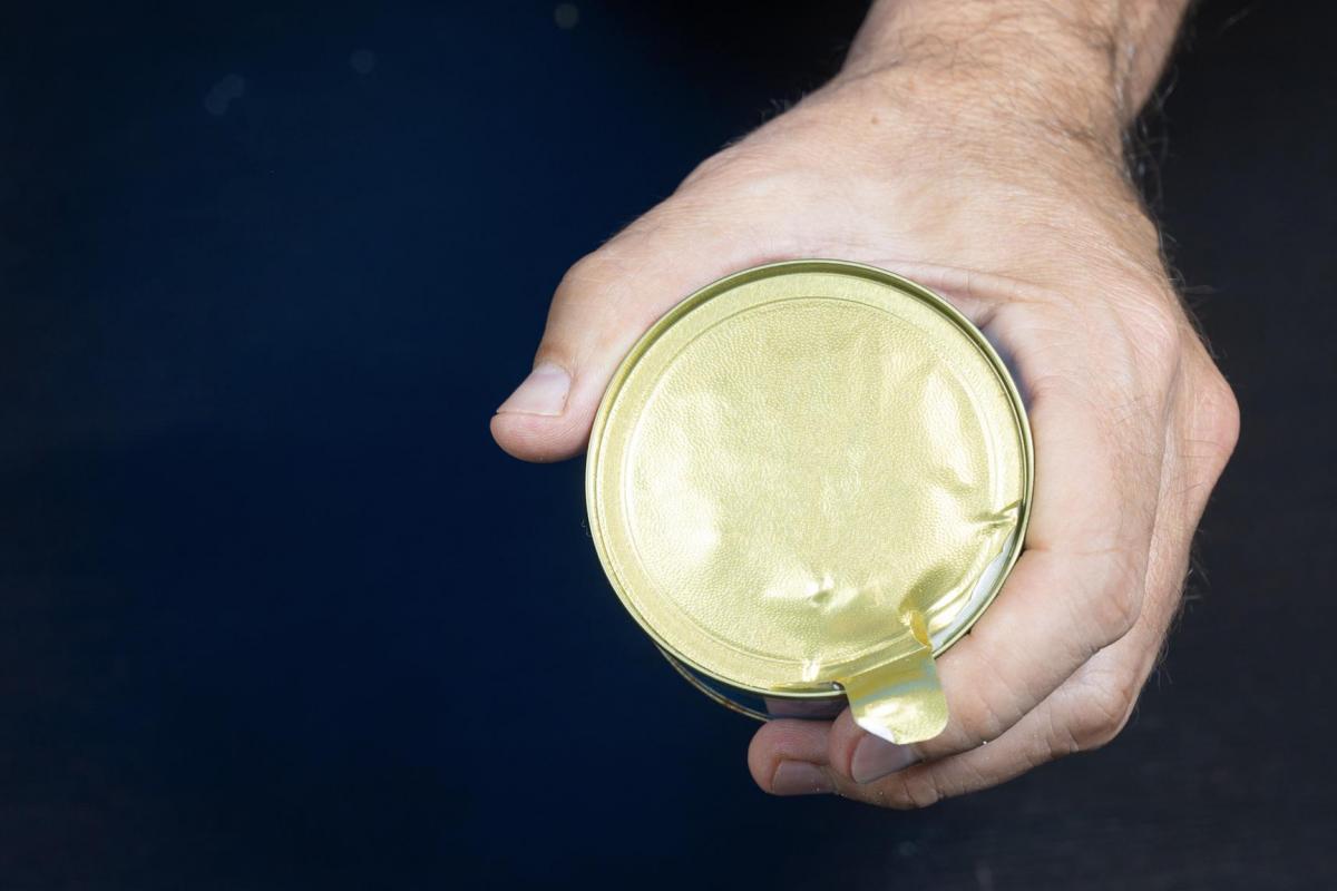 Lata de atún con tapa de aluminio.