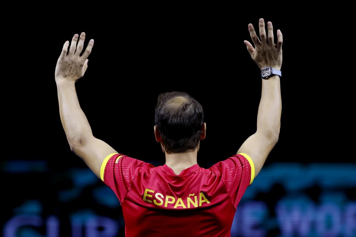 Rafa Nadal saluda al público del pabellón Martin Carpena de Málaga tras su retirada.