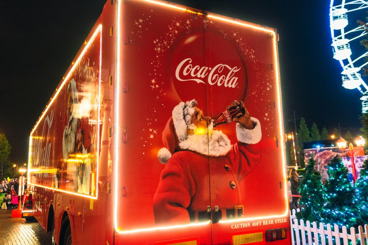 Un camión de Coca-Cola decorado por Navidad.