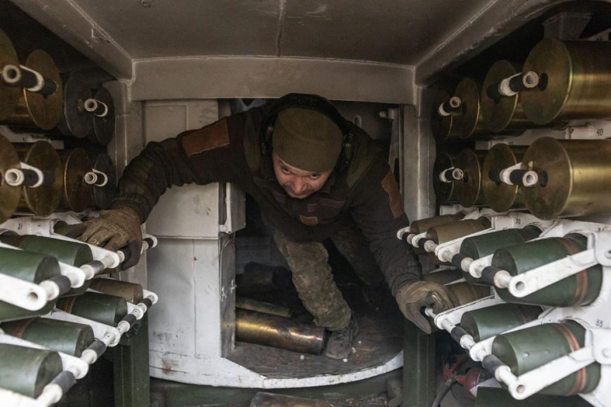 Un soldado ucraniano, junto a varios misiles en una imagen de archivo
